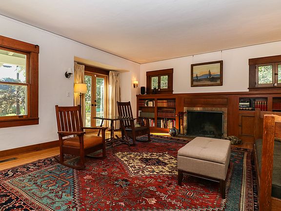 5th image of 133 W 9th St
