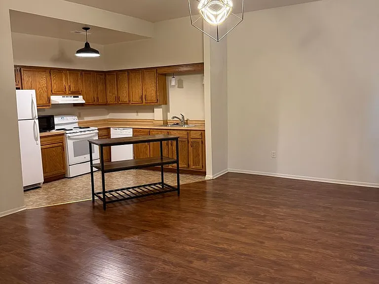 313 N Market St — Photo 3