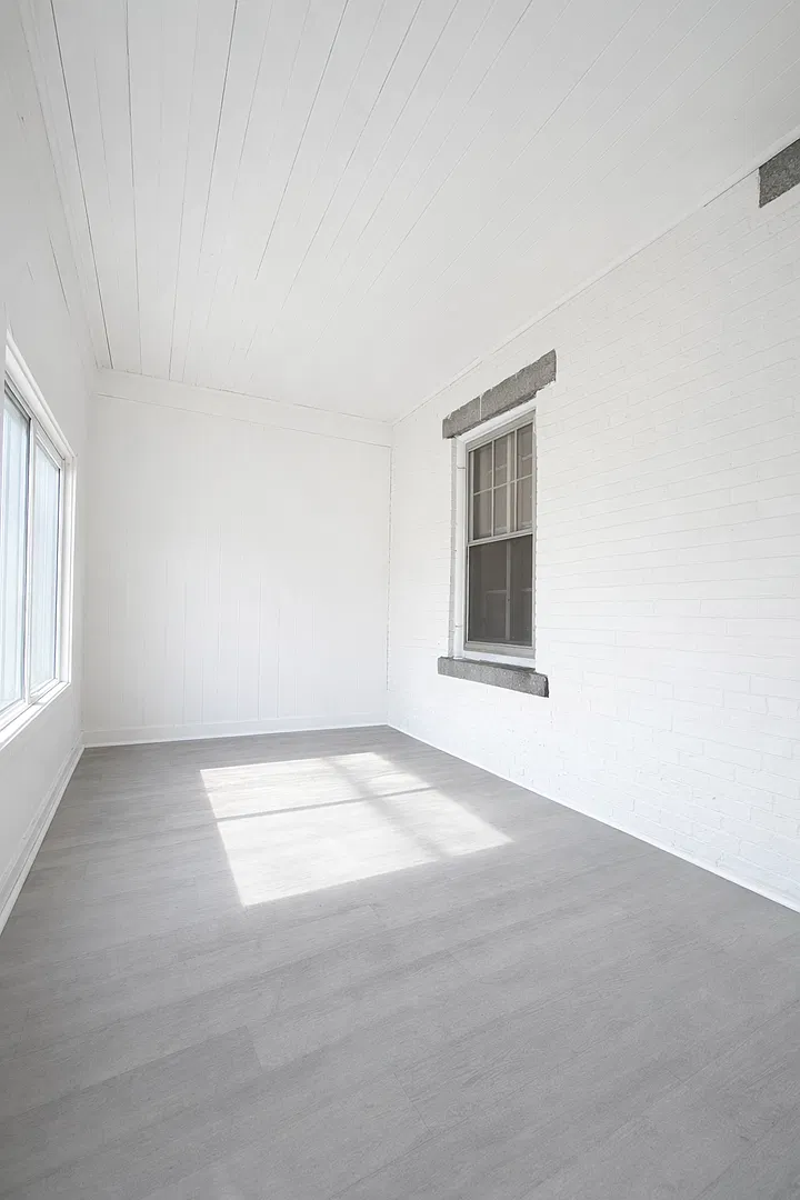 In town, spacious one bedroom with parking and pets OK! Washer dryer hookups. — Photo 4