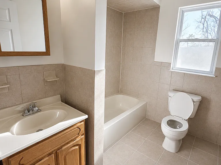 372-374 S 19th St #B — Photo 11