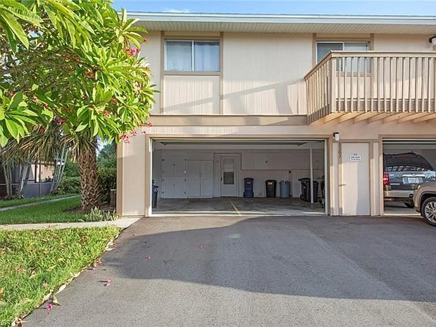 2 Bedroom Condo with One Car Garage — Photo 4