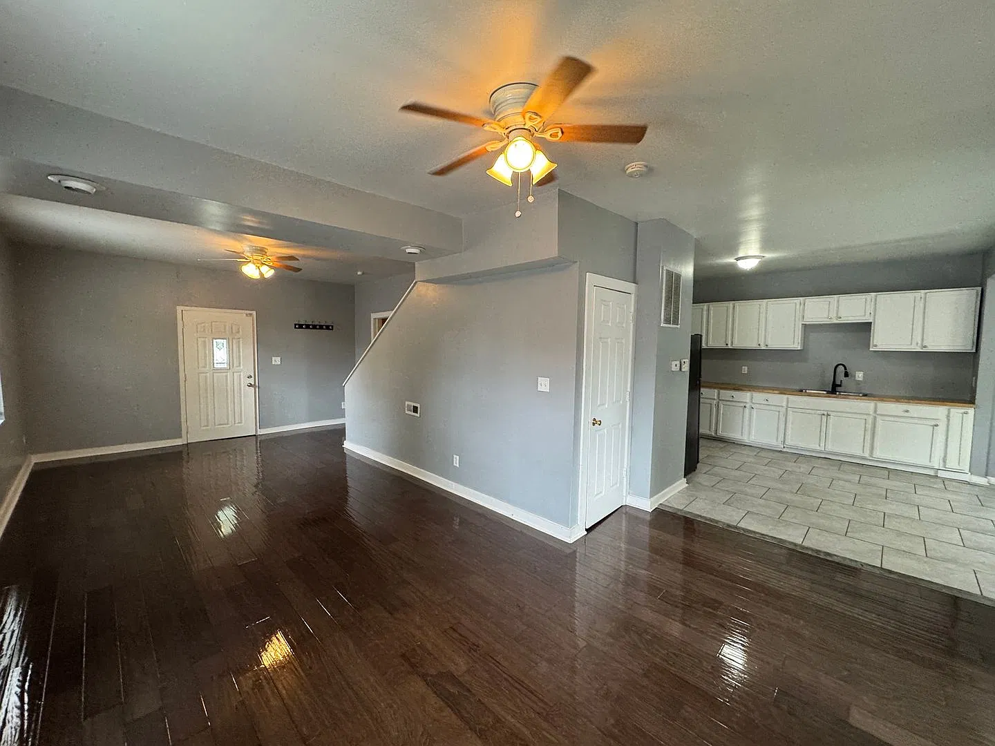 Large 4 Bedroom 1 Bath with Garage — Photo 4