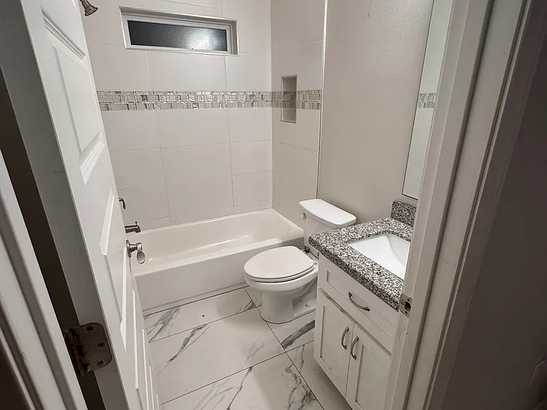 711 W Albatross Ave — Photo 3