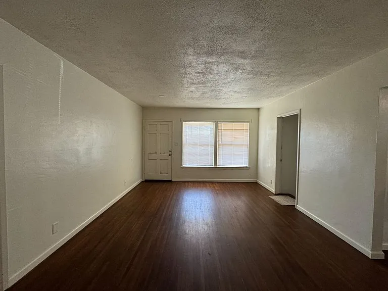 2517 Manor St — Photo 3