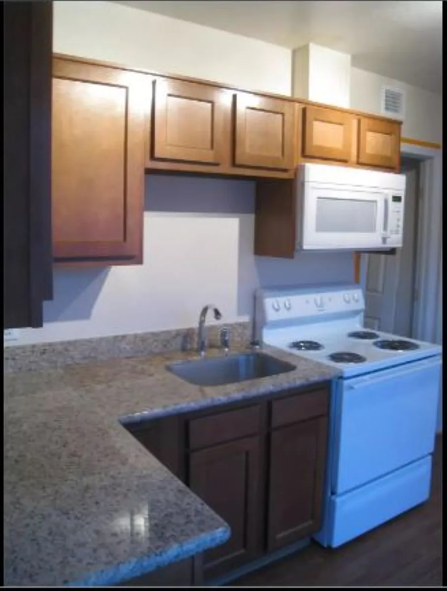 Building Photo - 1325 N 30th Dr #1
