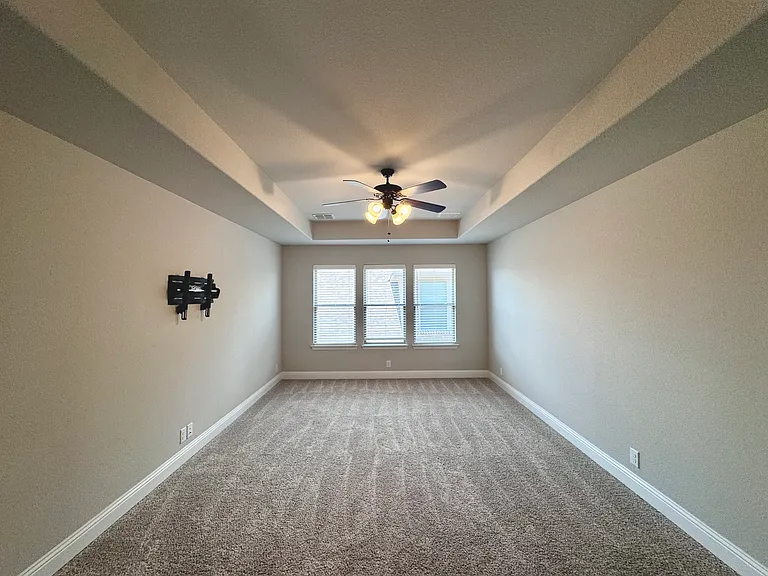 2113 Burke Dr — Photo 10