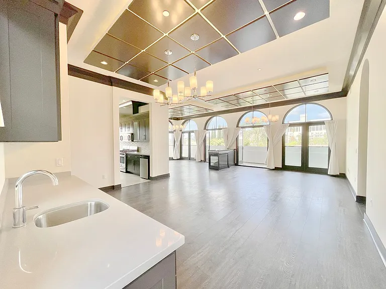 1110 Glenville Dr — Photo 4