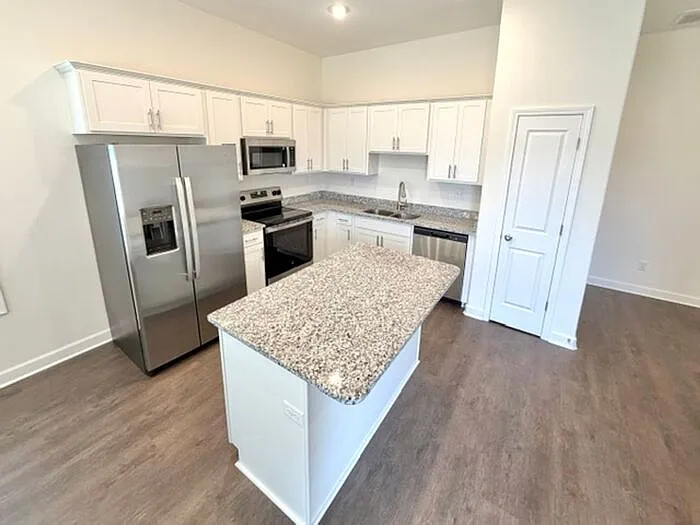 5 bed, 3.0 bath, 2217 sqft, $2,240 — Photo 3