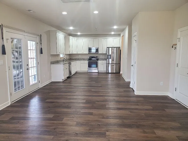 102 Stedman Ln W — Photo 3
