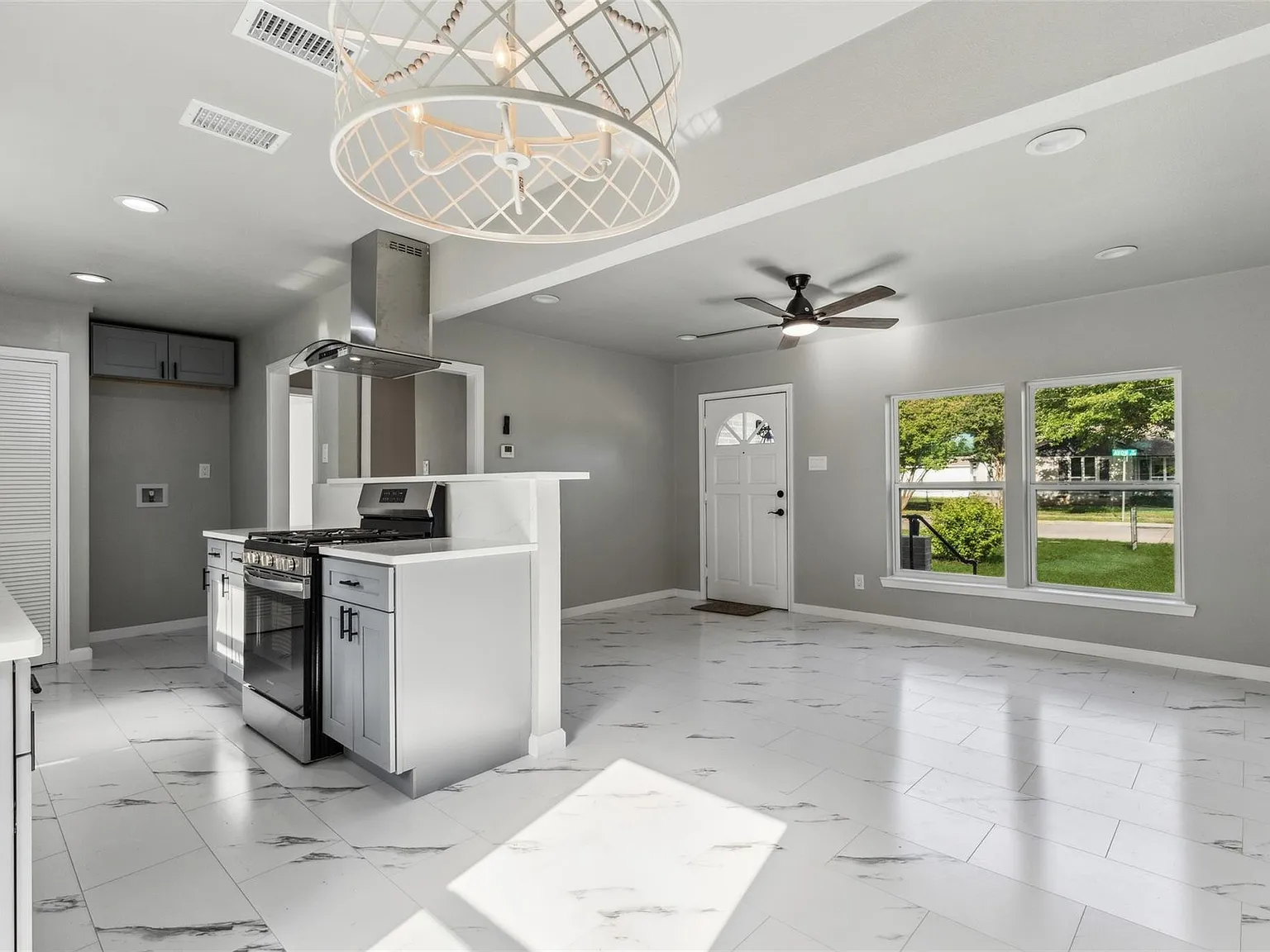 3 bed, 1092 sqft, $2,200 — Photo 1