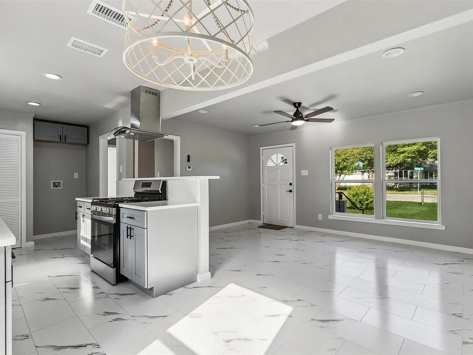 2504 Avon Dr