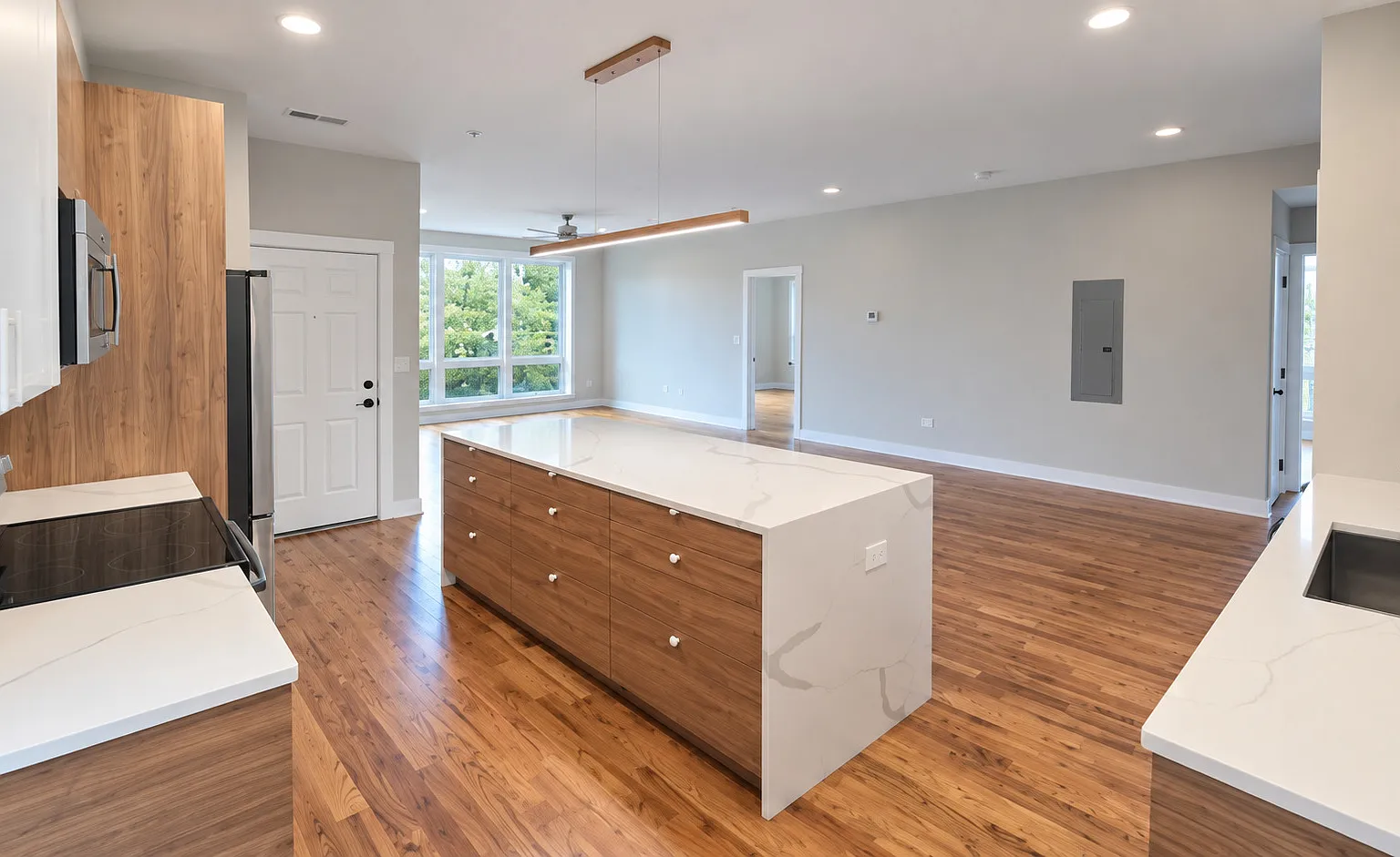 3 bed, 1300 sqft, $2,383 — Photo 3