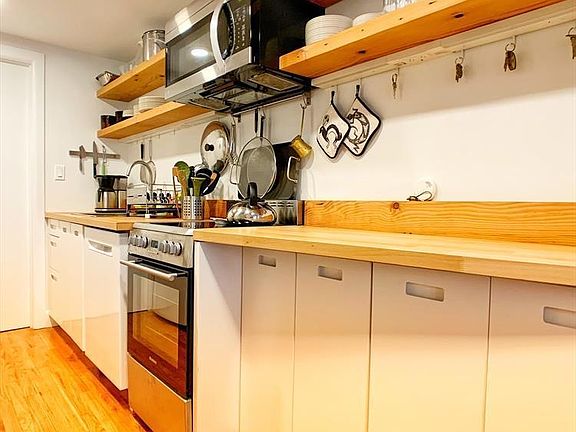 4th image of 240 W 22nd St