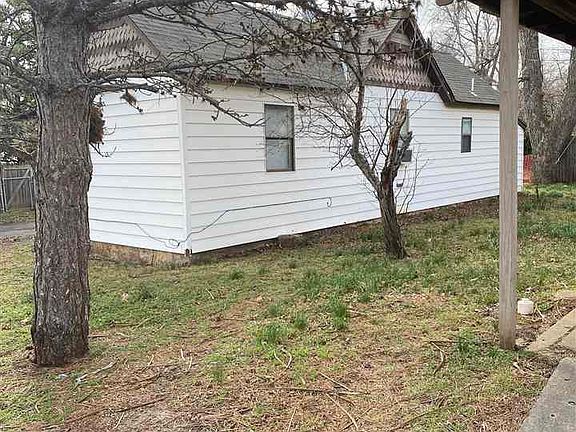 3rd image of 810 E Broadway Ave