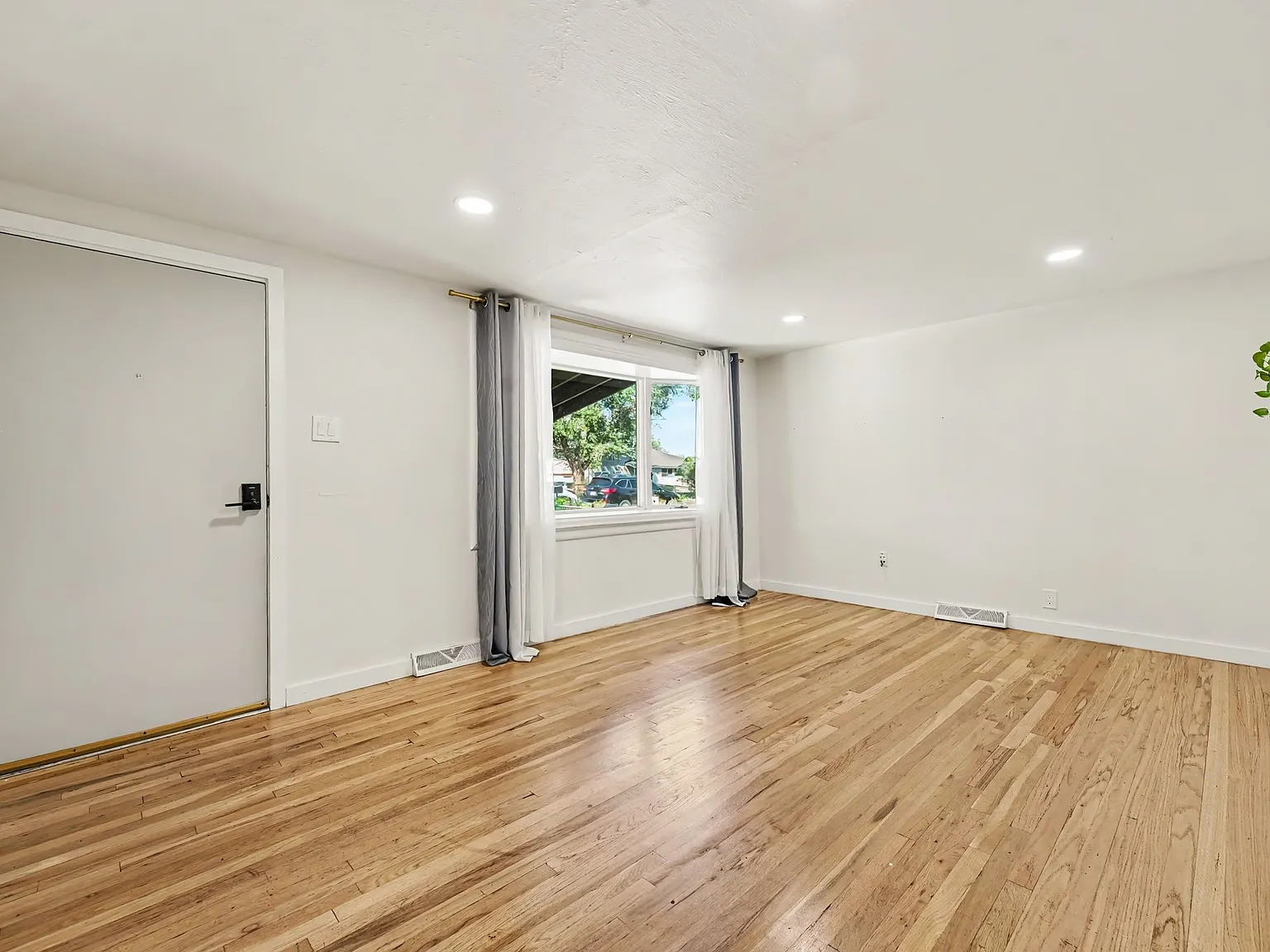 4 bed, 1300 sqft, $3,000 — Photo 3