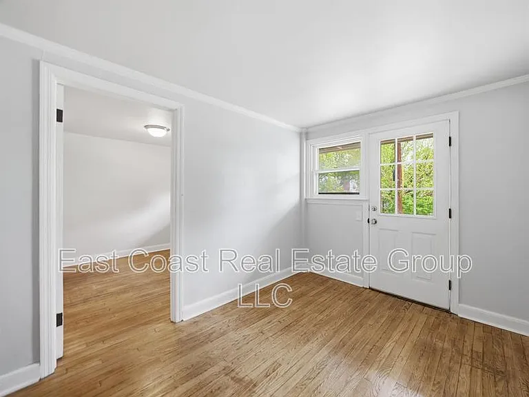 430R N Locust St — Photo 4