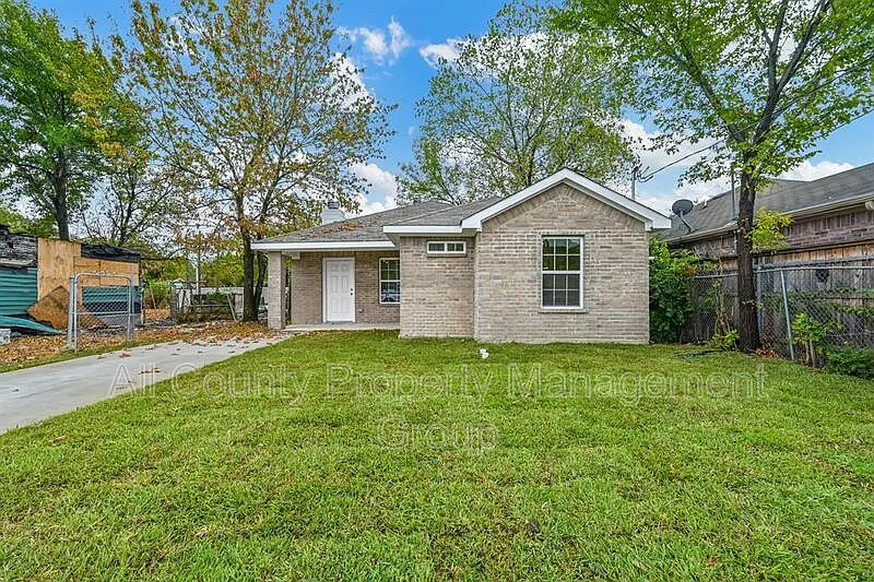 3 bed, 2.0 bath, 1369 sqft, $2,195 — Photo 1