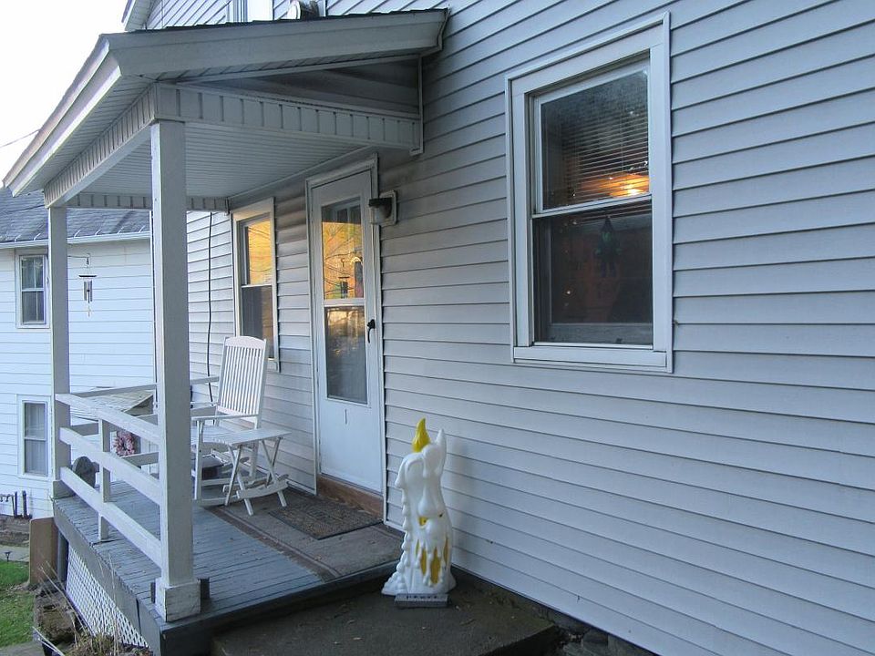 Private porch; entrance