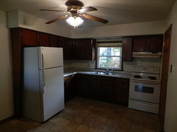 701 E McKinley St, Harvard, IL 60033