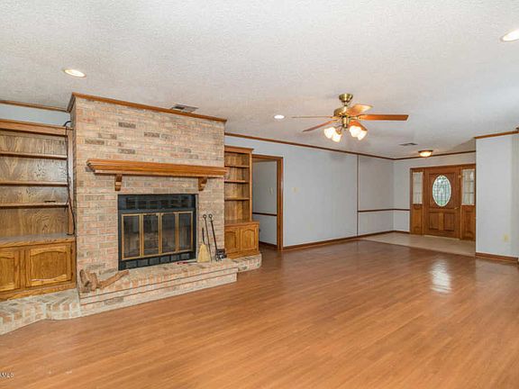 5th image of 211 Maureen Dr