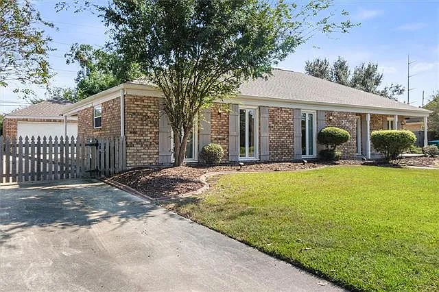 3 bed, 2.0 bath, 1900 sqft, $2,400 — Photo 2
