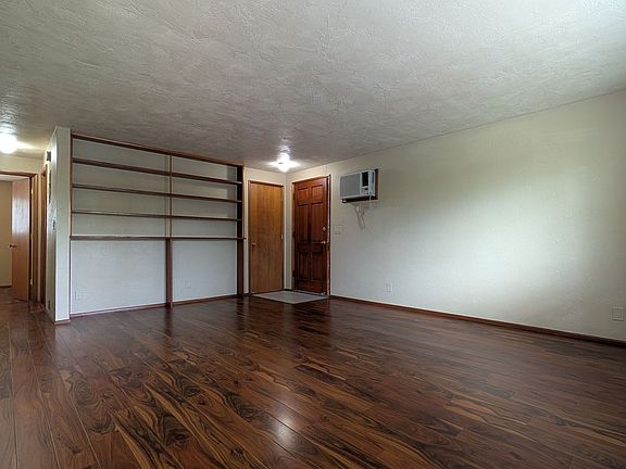 3rd image of 2222 Willamette St #2222WILL-17