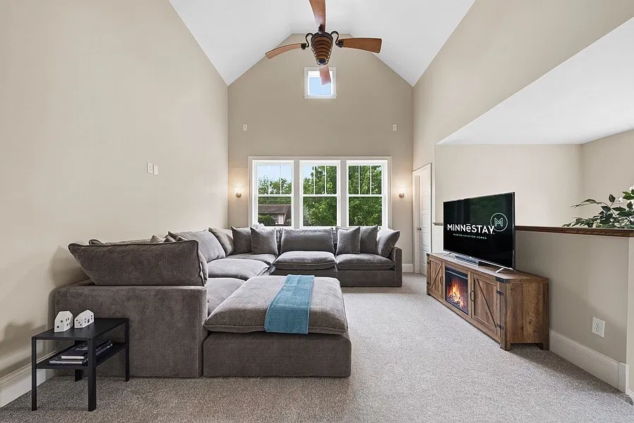 5 bed, 3821 sqft, $6,000 — Photo 4