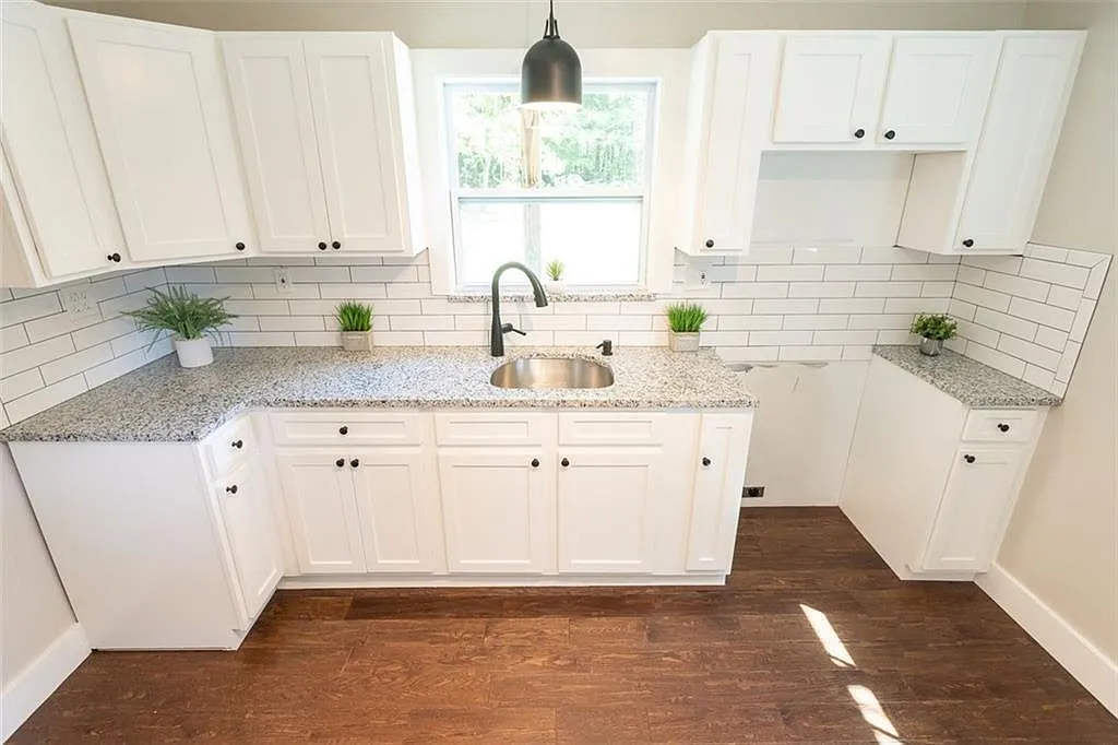3 bed, 2.0 bath, 1800 sqft, $2,350 — Photo 2