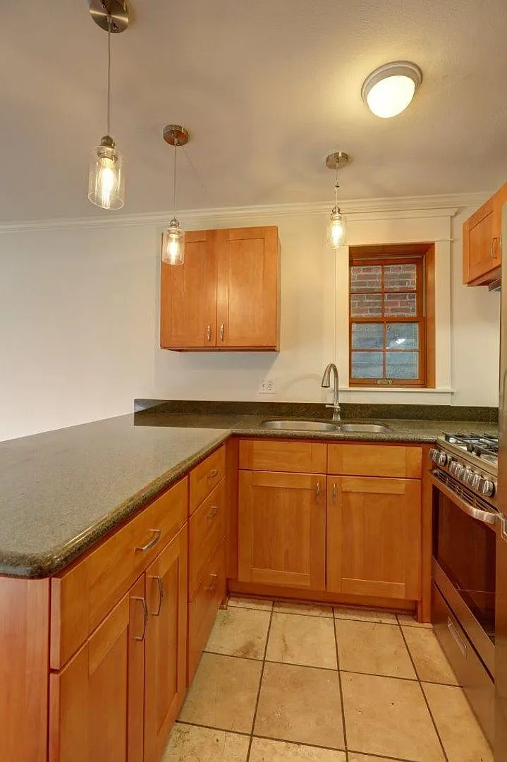 Gorgeous Urban Condo, Historic Features, Fantastic Location — Photo 4