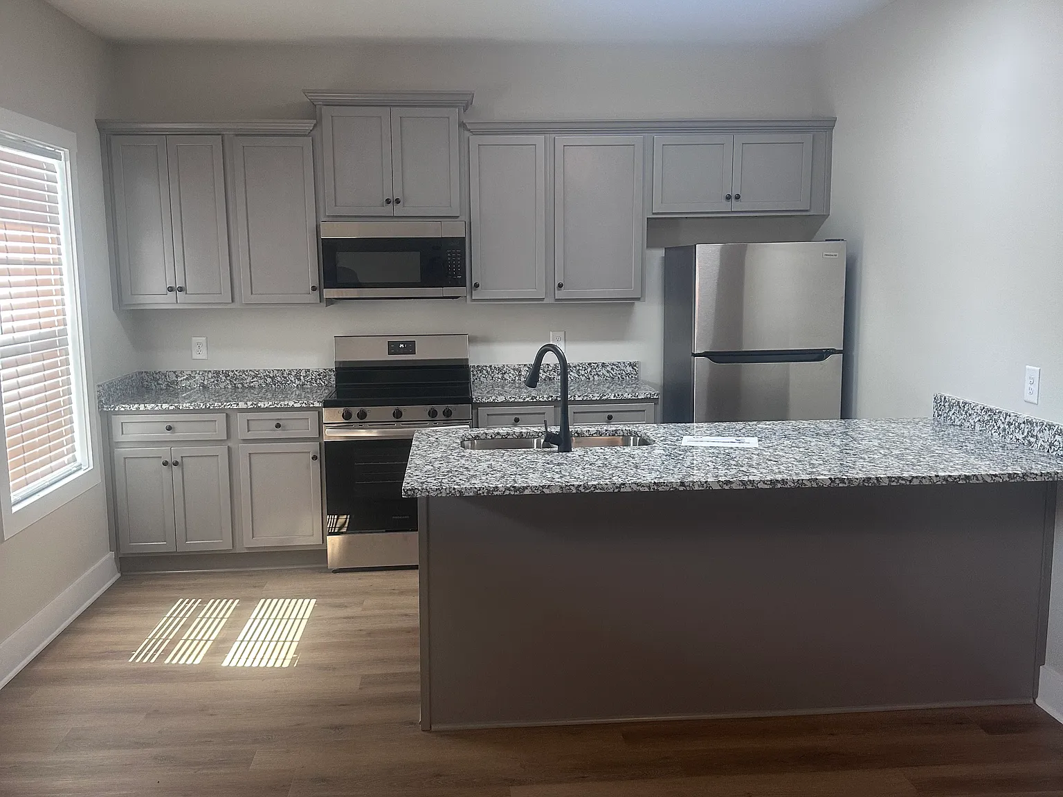 3 bed, 1100 sqft, $1,650 — Photo 2