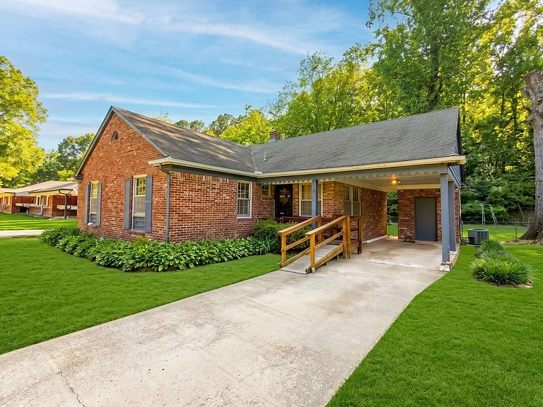 3103 Rainier Dr — Photo 1