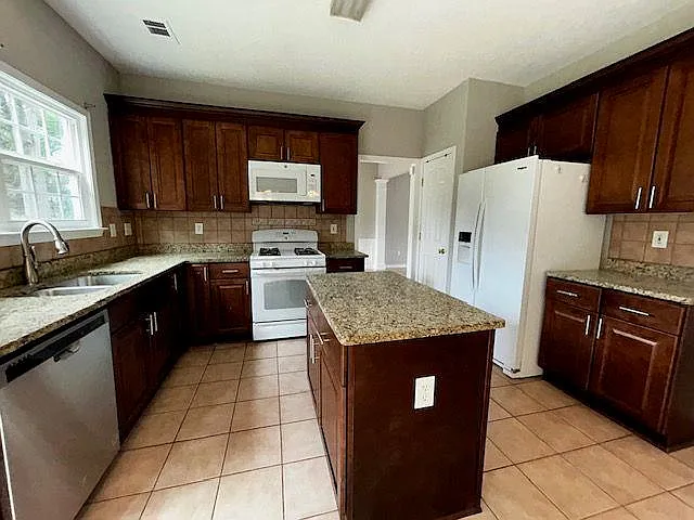 658 Glenbarrett Ct NE — Photo 8