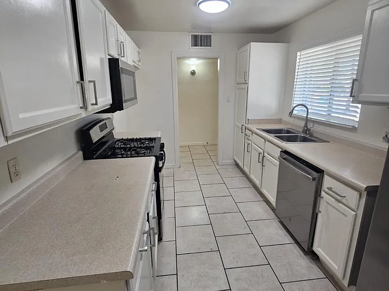 4619 E Almeria Rd — Photo 6