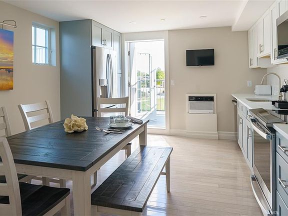 2nd image of 38 Bay St #W301