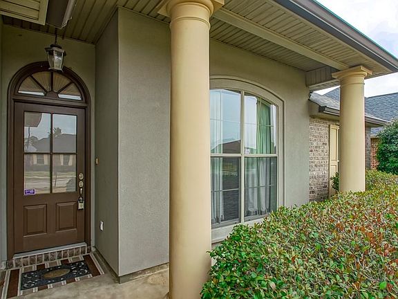3rd image of 218 W Pin Oak Dr