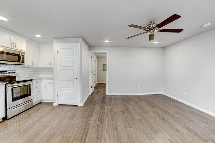 2639 E 10th St #4 — Photo 8