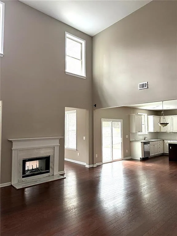 5 bed, 3.0 bath, 3372 sqft, $3,650 — Photo 3