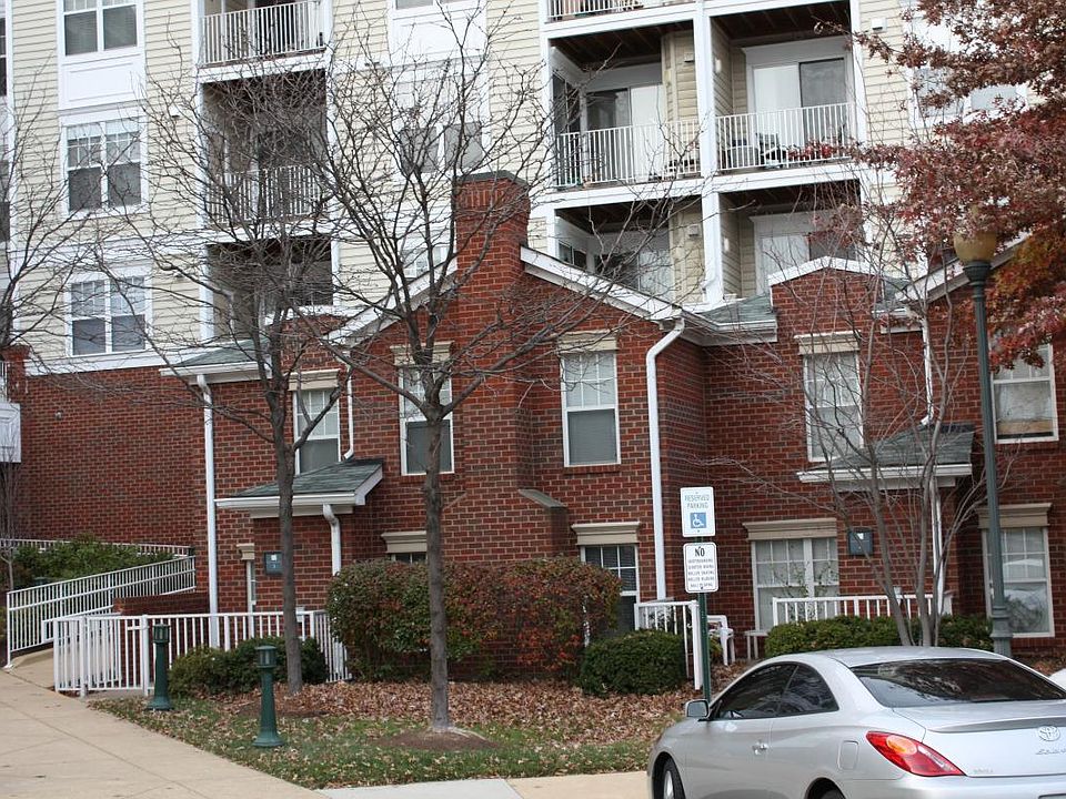 2nd image of 1625 International Dr Unit Th3