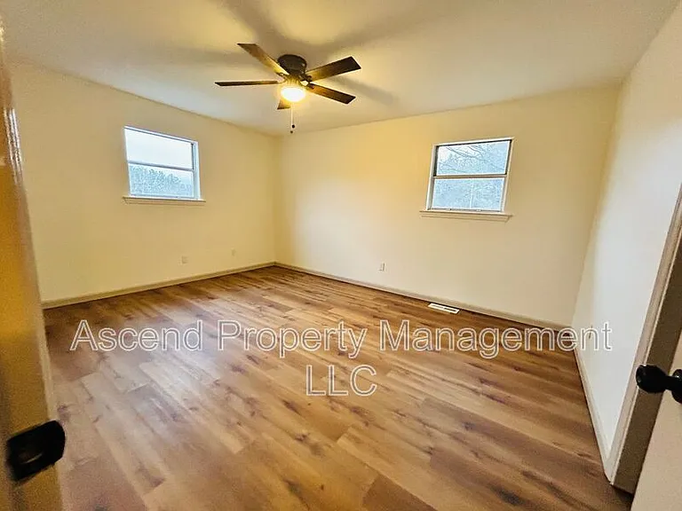 370 Julian Rd — Photo 16