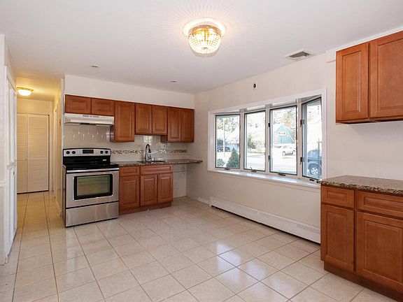 5th image of 33 Fireplace Ln