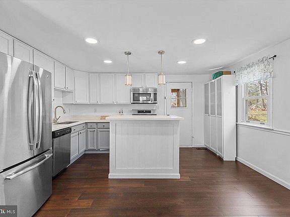 3rd image of 13740 Marilyn Ct