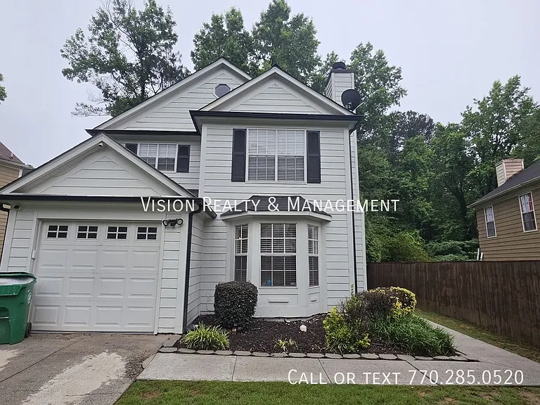 5025 Brittany Dr — Photo 2