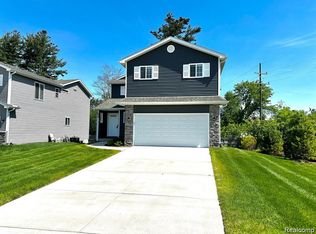 5372 Rural Ter, Waterford, MI 48329