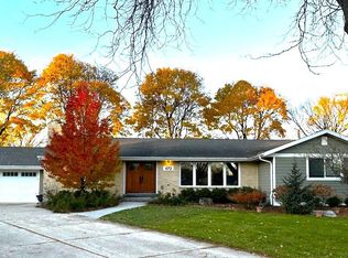 470 E Fox Dale Ct, Fox Pt, WI 53217