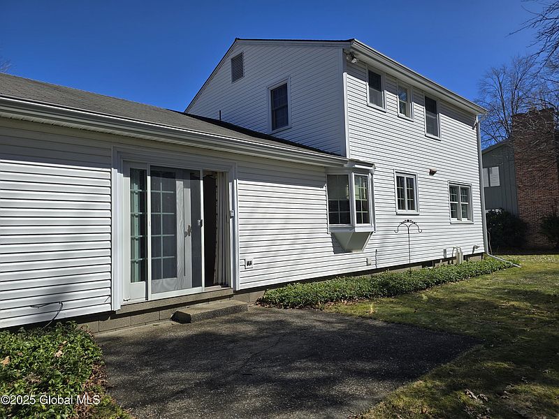 2nd image of 10 Greenwood Lane