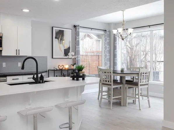 86 S Cougarstone Ct SW, Calgary, AB T3H 5R4