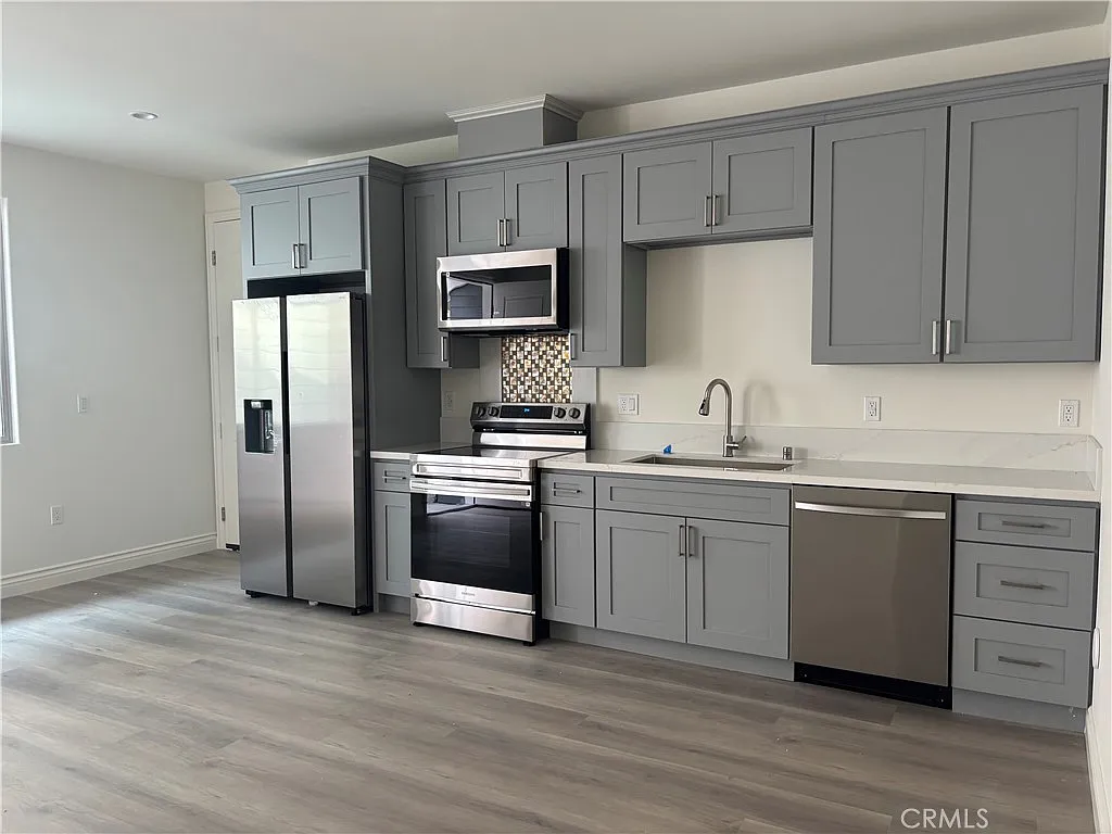 2 bed, 980 sqft, $3,700 — Photo 2