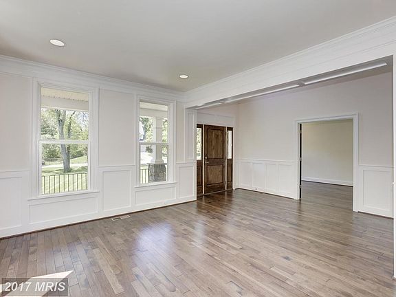 5th image of 4713 Groves Ln