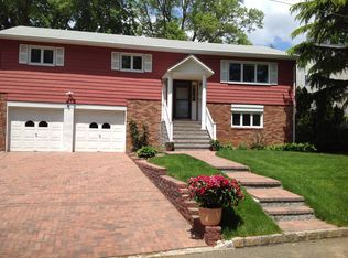 21 Arbor St, Great Neck, NY 11021