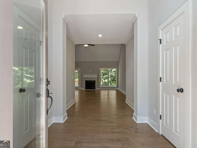 380 Ansley Dr — Photo 2
